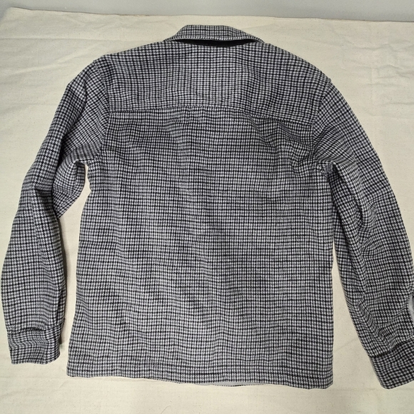 Men's Black and Grey Old Navy Plaid Shacket - Picture 4 of 14